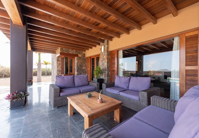 Villa en Antigua - Fuerteventura - HomeForGuest Casa Atlanntes: piscina climatizada, jardín de 4000m² - HomeForGuest  Villa en Antigua - Fuerteventura - HomeForGuest Casa Atlanntes: piscina climatizada, jardín de 4000m² - HomeForGuest