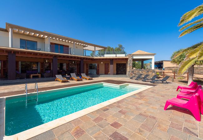 Villa en Antigua - Fuerteventura - HomeForGuest Casa Atlanntes: piscina climatizada, jardín de 4000m² - HomeForGuest 