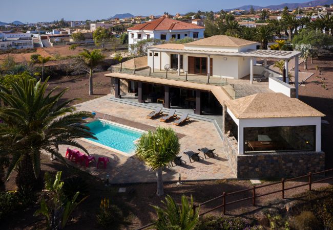 Villa en Antigua - Fuerteventura - HomeForGuest Casa Atlanntes: piscina climatizada, jardín de 4000m² - HomeForGuest  Villa en Antigua - Fuerteventura - HomeForGuest Casa Atlanntes: piscina climatizada, jardín de 4000m² - HomeForGuest