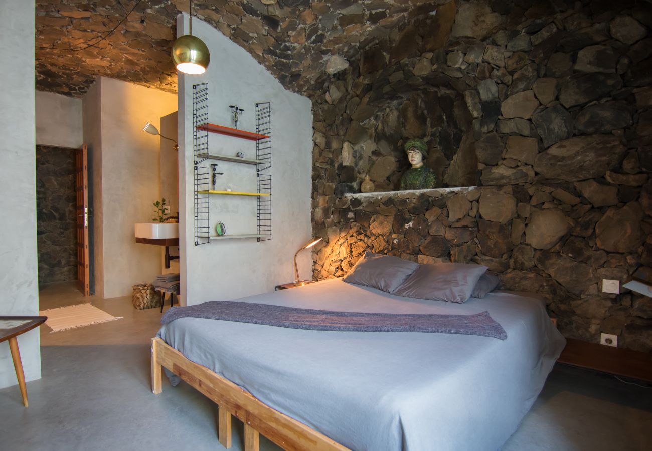 Apartamento en Arico - HomeForGuest NextDoor Oasis: frente al mar, terraza, piscina natural- HomeForGuest