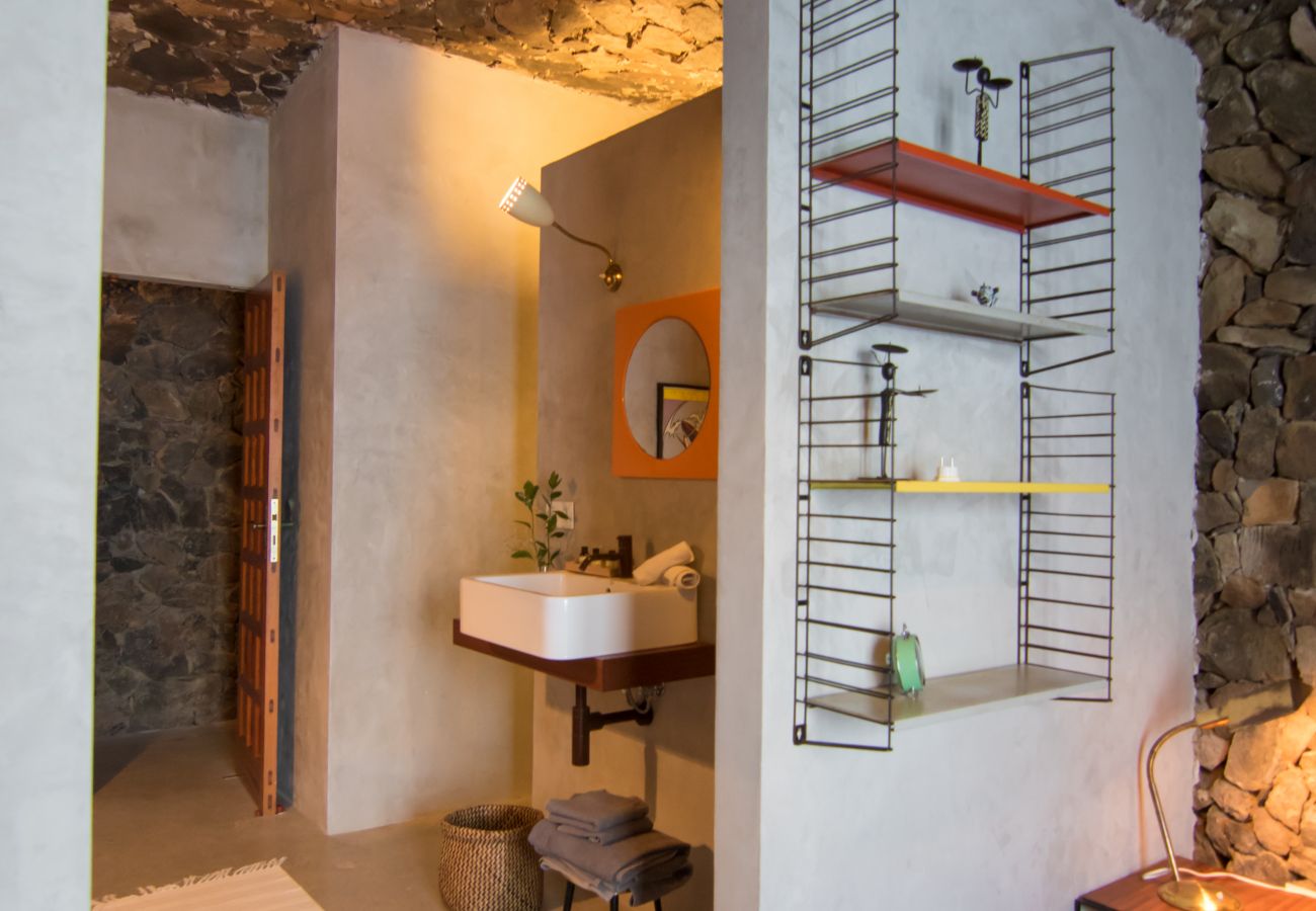 Apartamento en Arico - HomeForGuest NextDoor Oasis: frente al mar, terraza, piscina natural- HomeForGuest