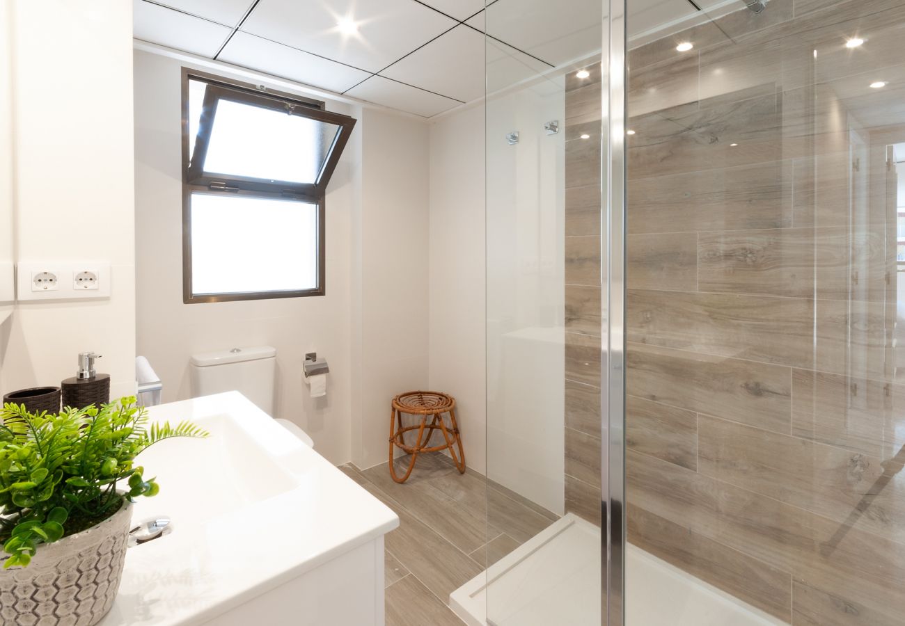 Apartamento en Playa de Gandía - Reformado con estilo mediterráneo, con A/A, wifi, Primera linea, terraza con vistas-ALQUILER SOLO FAMILIAS