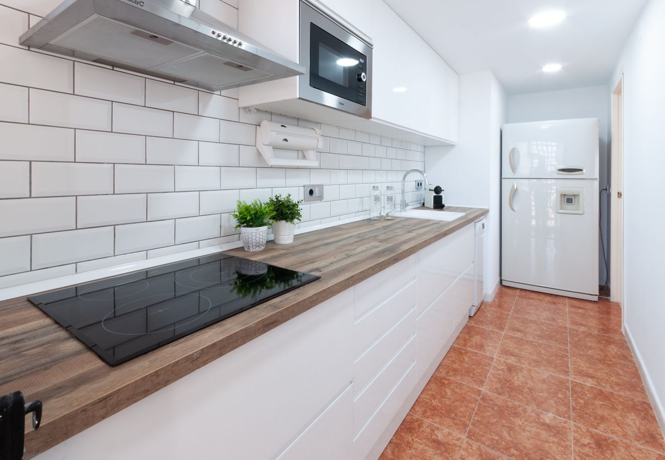 Apartamento en Playa de Gandía - Reformado con estilo mediterráneo, con A/A, wifi, Primera linea, terraza con vistas-ALQUILER SOLO FAMILIAS