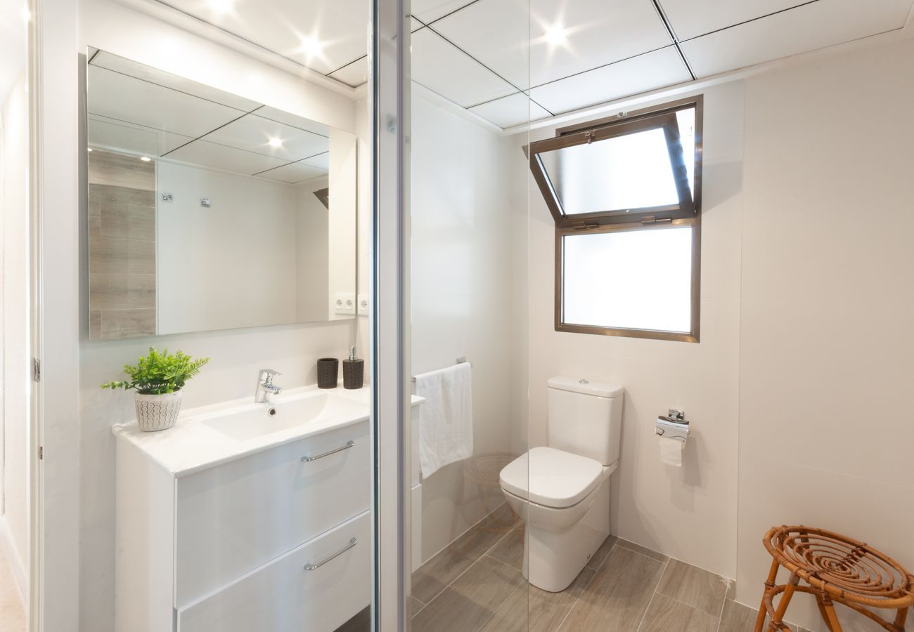 Apartamento en Playa de Gandía - Reformado con estilo mediterráneo, con A/A, wifi, Primera linea, terraza con vistas-ALQUILER SOLO FAMILIAS