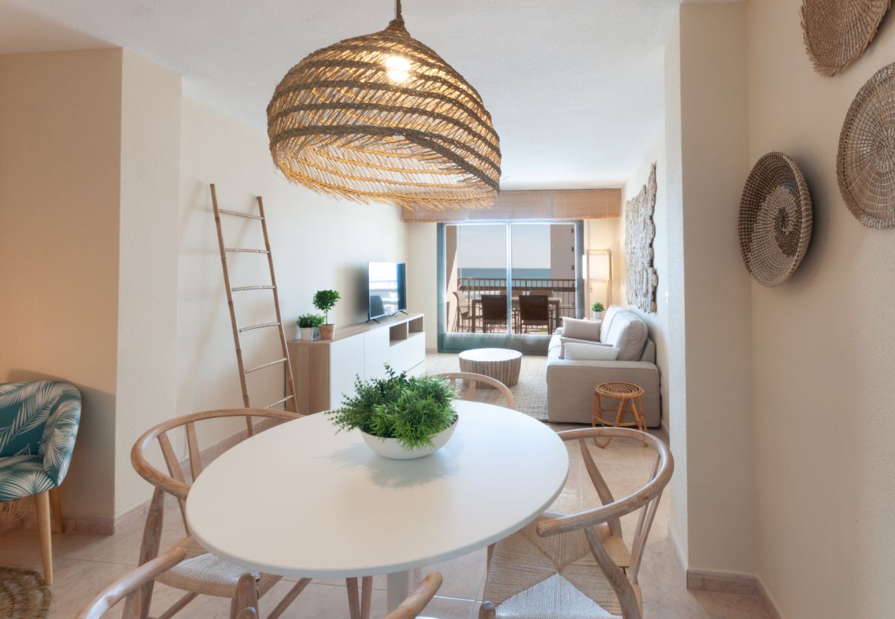 Apartamento en Playa de Gandía - Reformado con estilo mediterráneo, con A/A, wifi, Primera linea, terraza con vistas-ALQUILER SOLO FAMILIAS