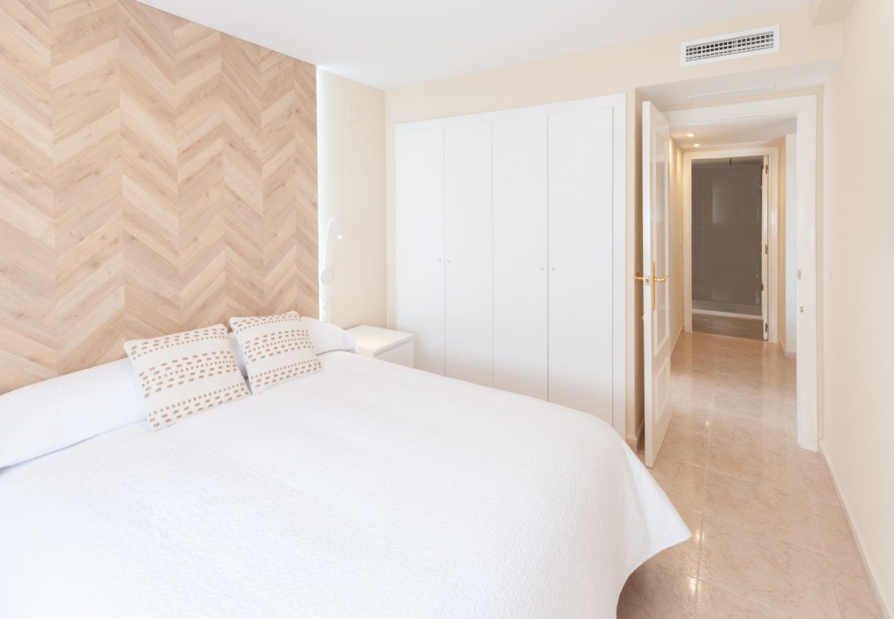 Apartamento en Playa de Gandía - Reformado con estilo mediterráneo, con A/A, wifi, Primera linea, terraza con vistas-ALQUILER SOLO FAMILIAS