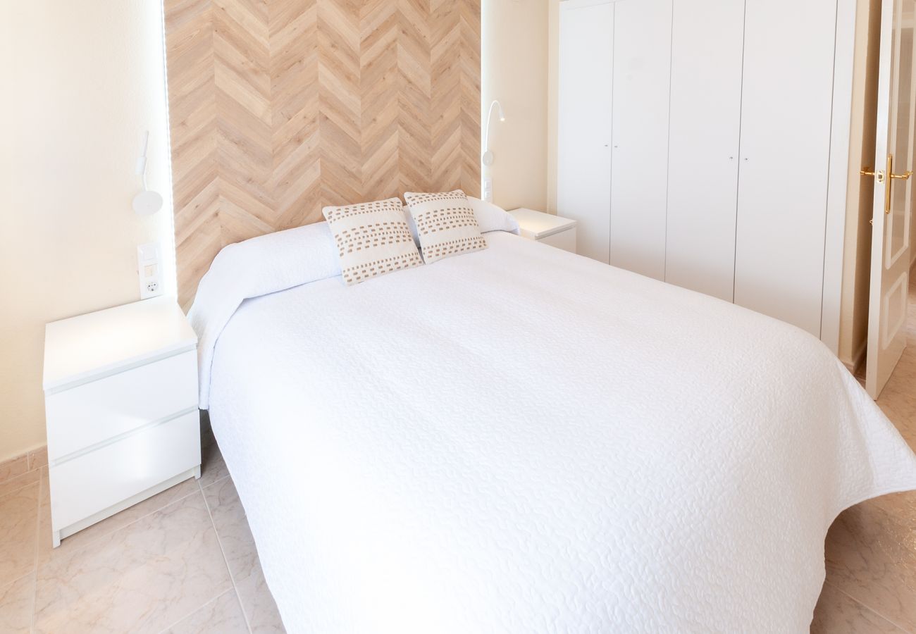 Apartamento en Playa de Gandía - Reformado con estilo mediterráneo, con A/A, wifi, Primera linea, terraza con vistas-ALQUILER SOLO FAMILIAS