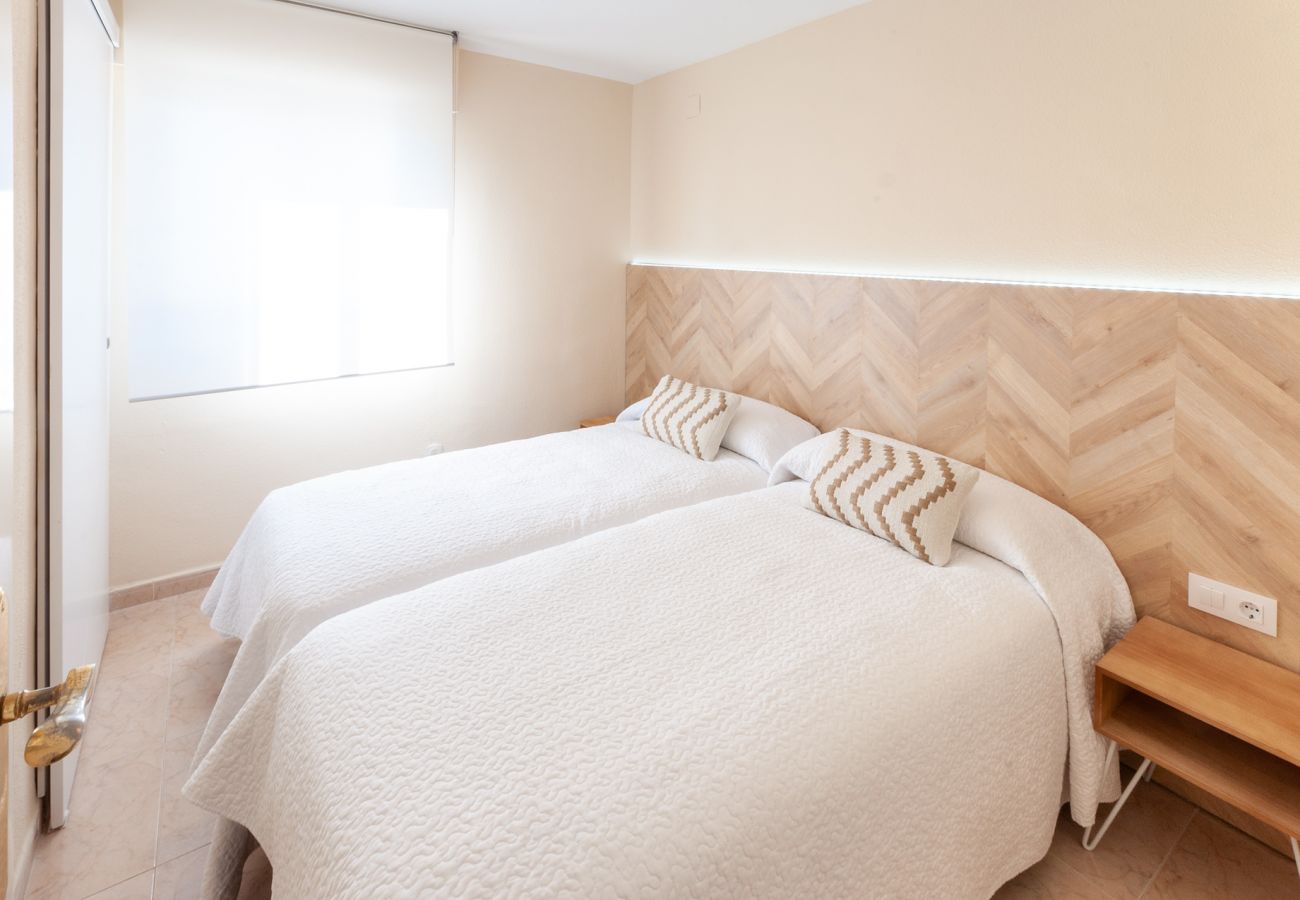 Apartamento en Playa de Gandía - Reformado con estilo mediterráneo, con A/A, wifi, Primera linea, terraza con vistas-ALQUILER SOLO FAMILIAS