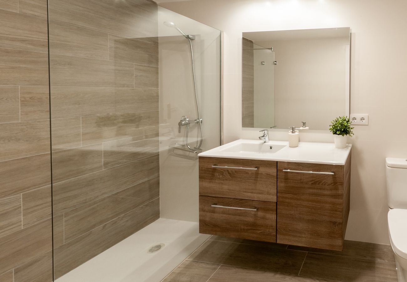 Apartamento en Playa de Gandía - Reformado con estilo mediterráneo, con A/A, wifi, Primera linea, terraza con vistas-ALQUILER SOLO FAMILIAS