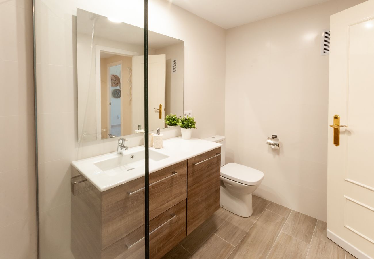 Apartamento en Playa de Gandía - Reformado con estilo mediterráneo, con A/A, wifi, Primera linea, terraza con vistas-ALQUILER SOLO FAMILIAS