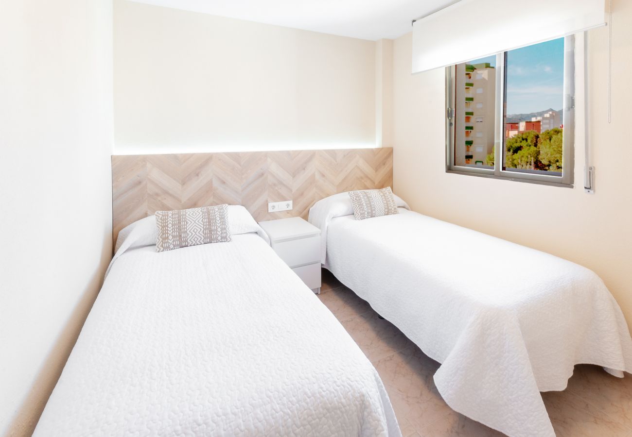 Apartamento en Playa de Gandía - Reformado con estilo mediterráneo, con A/A, wifi, Primera linea, terraza con vistas-ALQUILER SOLO FAMILIAS