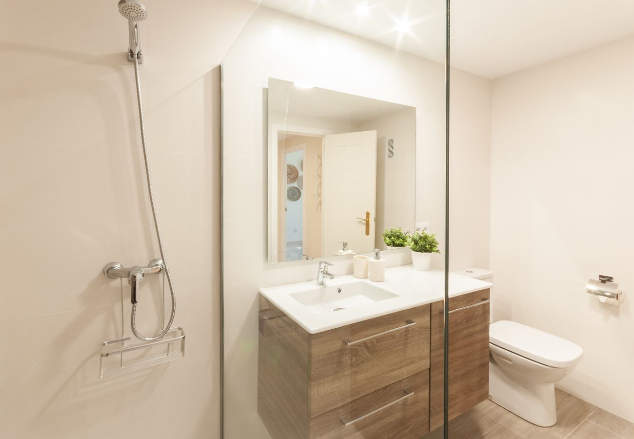 Apartamento en Playa de Gandía - Reformado con estilo mediterráneo, con A/A, wifi, Primera linea, terraza con vistas-ALQUILER SOLO FAMILIAS