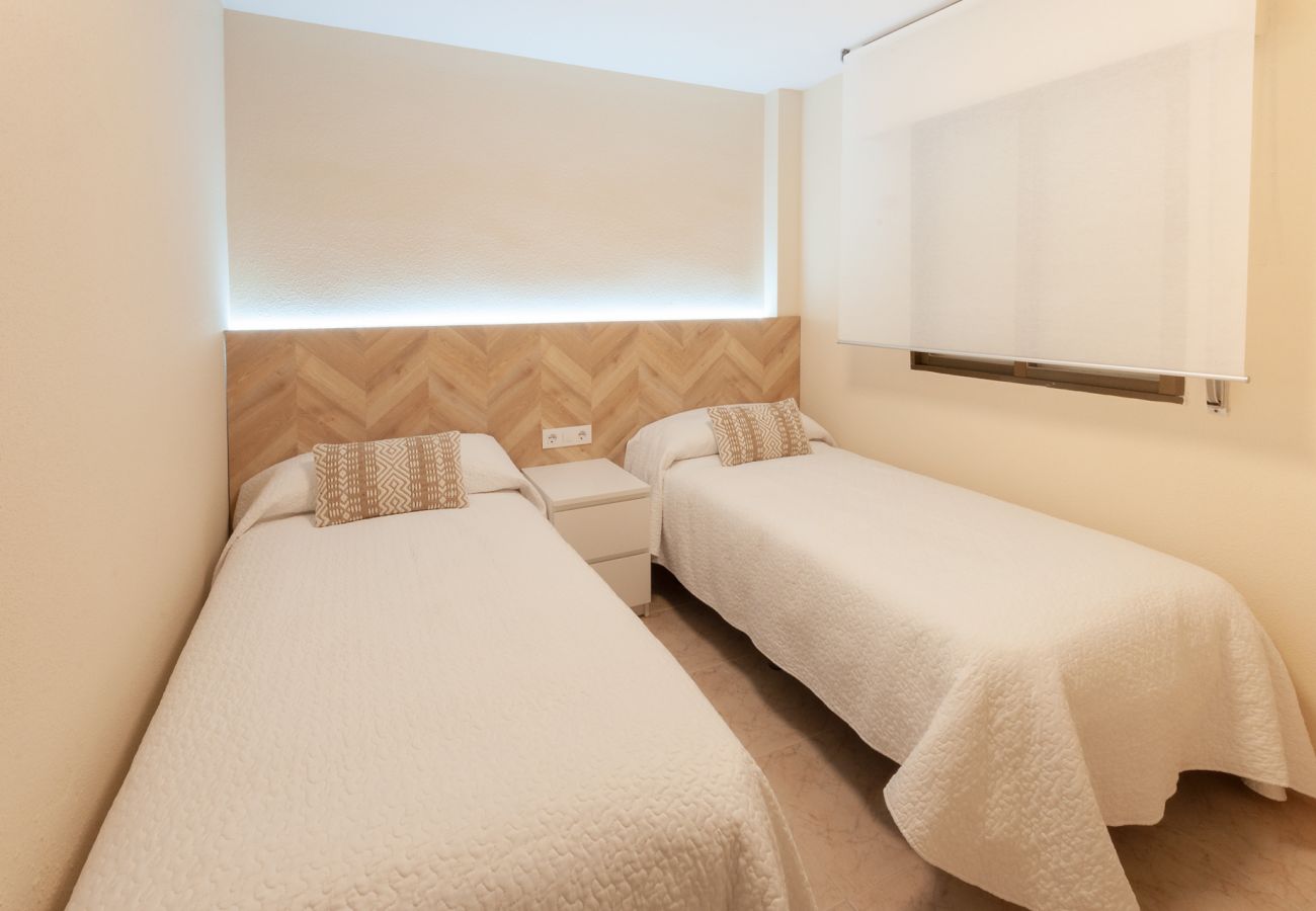 Apartamento en Playa de Gandía - Reformado con estilo mediterráneo, con A/A, wifi, Primera linea, terraza con vistas-ALQUILER SOLO FAMILIAS