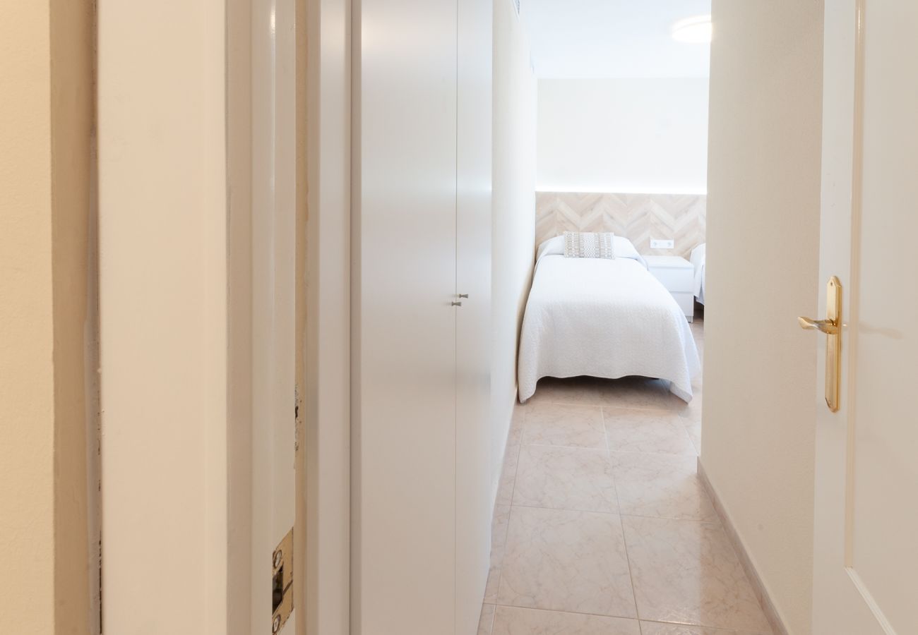 Apartamento en Playa de Gandía - Reformado con estilo mediterráneo, con A/A, wifi, Primera linea, terraza con vistas-ALQUILER SOLO FAMILIAS