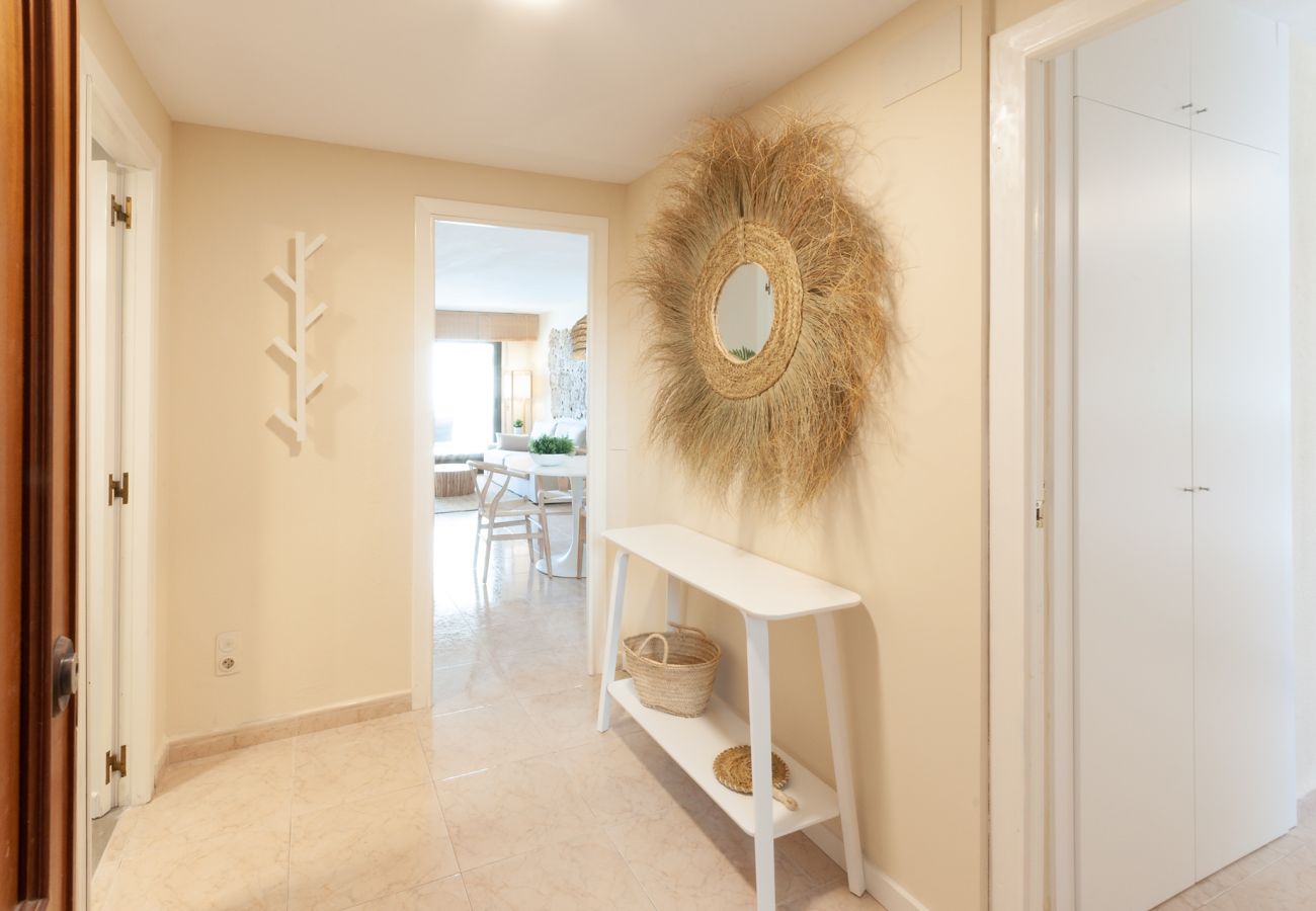 Apartamento en Playa de Gandía - Reformado con estilo mediterráneo, con A/A, wifi, Primera linea, terraza con vistas-ALQUILER SOLO FAMILIAS