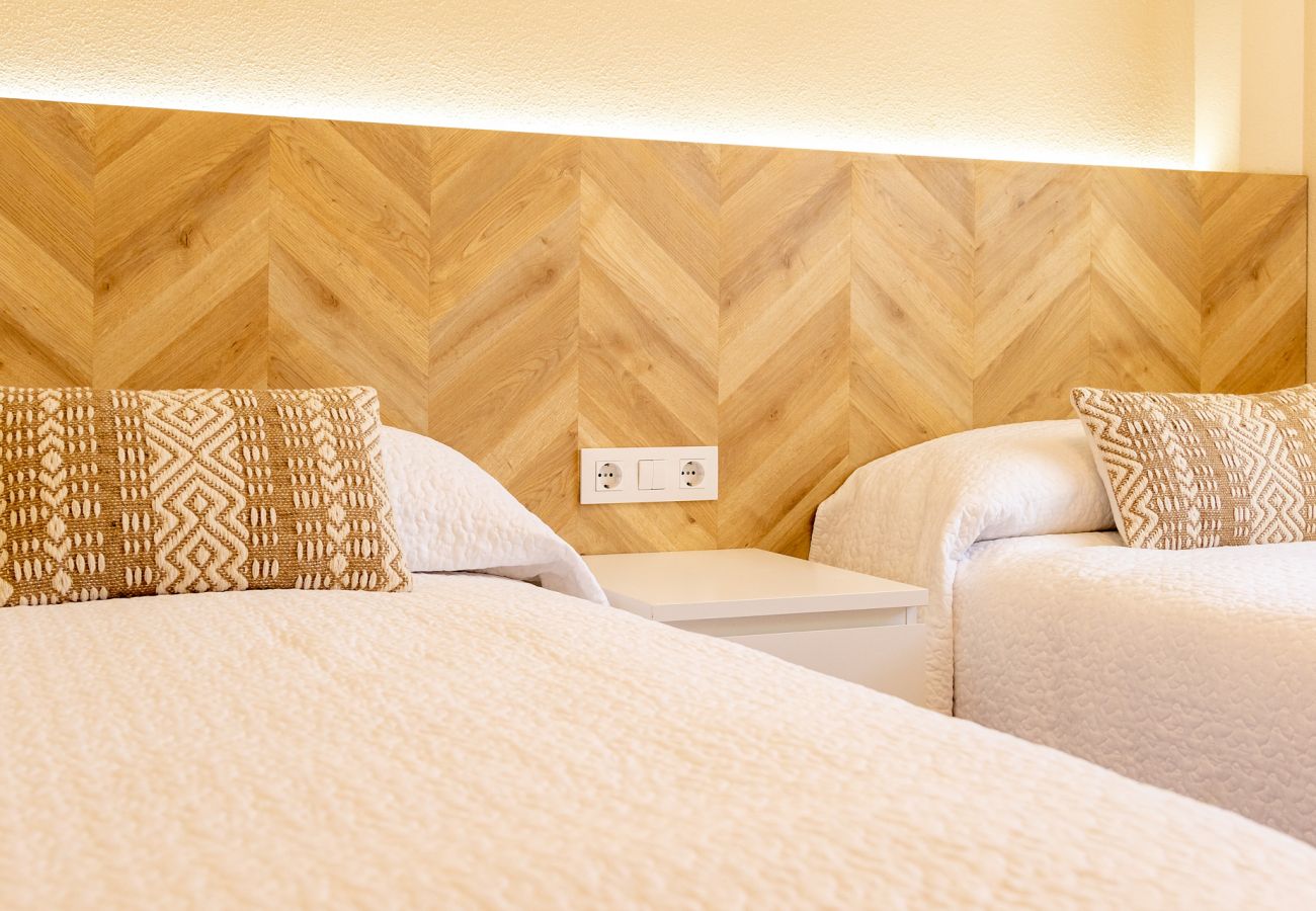 Apartamento en Playa de Gandía - Reformado con estilo mediterráneo, con A/A, wifi, Primera linea, terraza con vistas-ALQUILER SOLO FAMILIAS