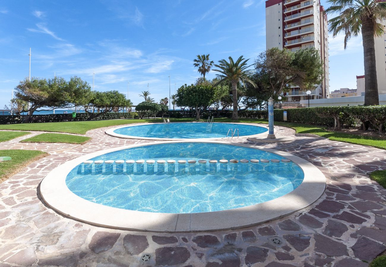 Apartamento en Playa de Gandía - Reformado con estilo mediterráneo, con A/A, wifi, Primera linea, terraza con vistas-ALQUILER SOLO FAMILIAS