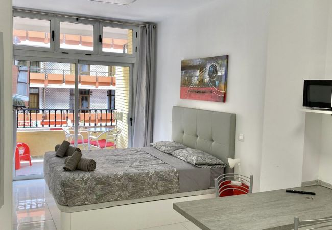 Estudio en Las Palmas de Gran Canaria - HomeForGuest Loft Moderno con terraza en calle peatonal junto a Las Canteras