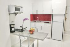 Estudio en Las Palmas de Gran Canaria - HomeForGuest Loft Moderno con terraza en calle peatonal junto a Las Canteras