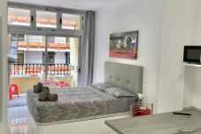 Estudio en Las Palmas de Gran Canaria - HomeForGuest Loft Moderno con terraza en calle peatonal junto a Las Canteras