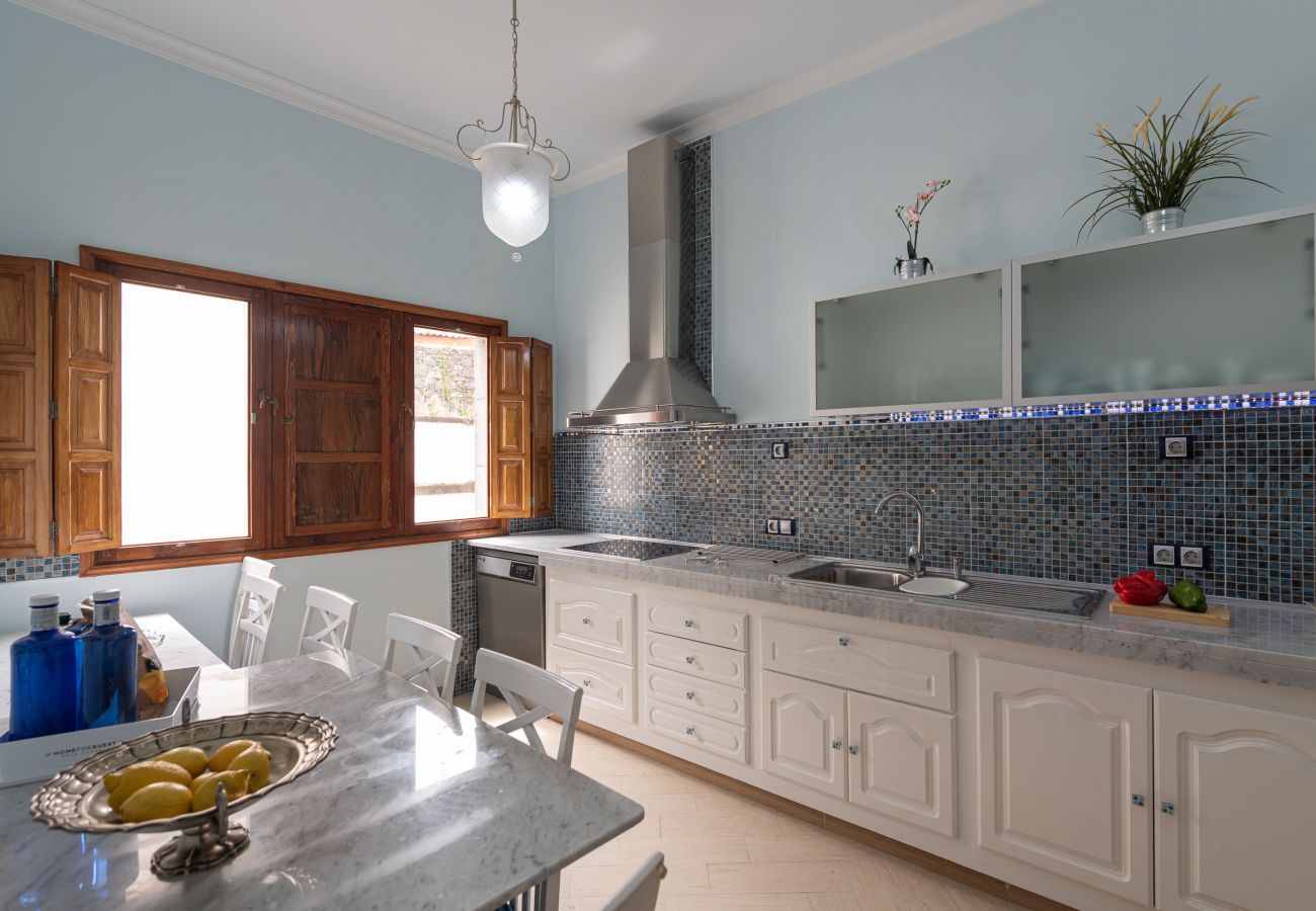 Apartamento en Arucas - HomeForGuest NUEVO Dúplex con Azotea junto a la Catedral de Arucas