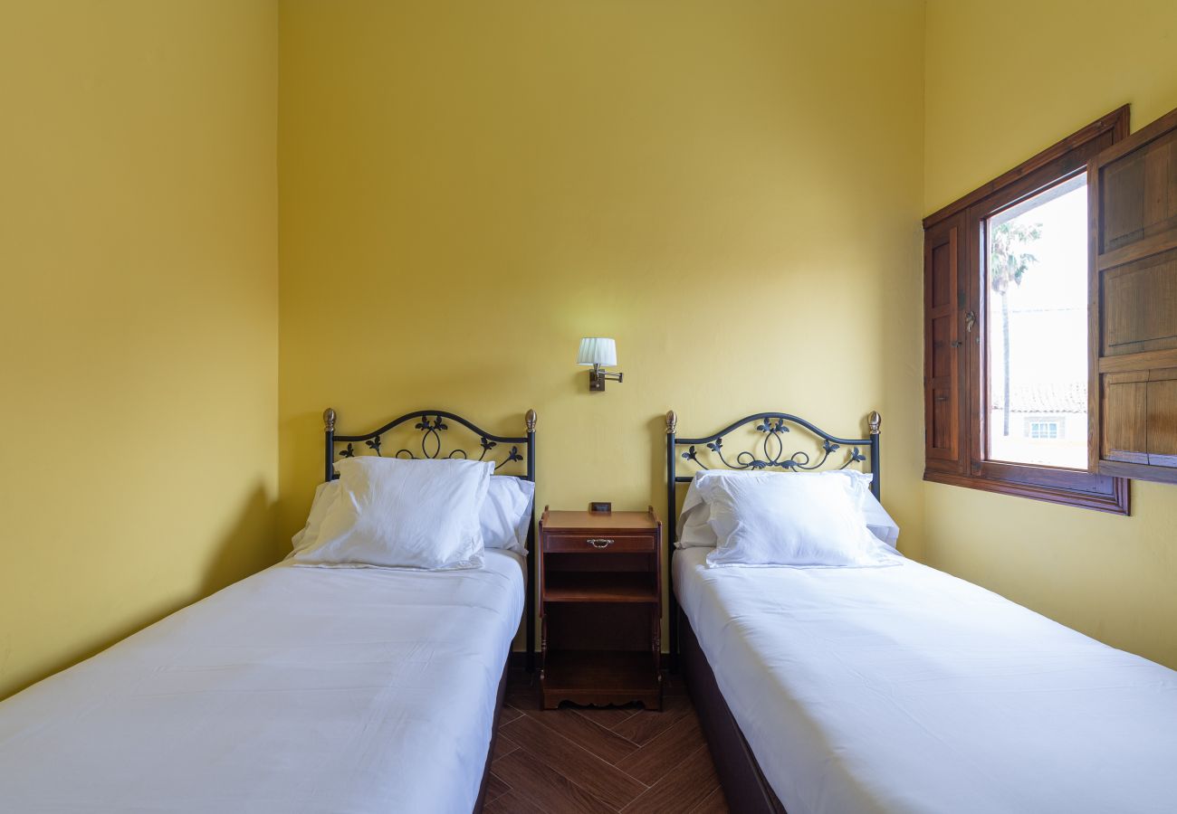 Apartamento en Arucas - HomeForGuest NUEVO Dúplex con Azotea junto a la Catedral de Arucas