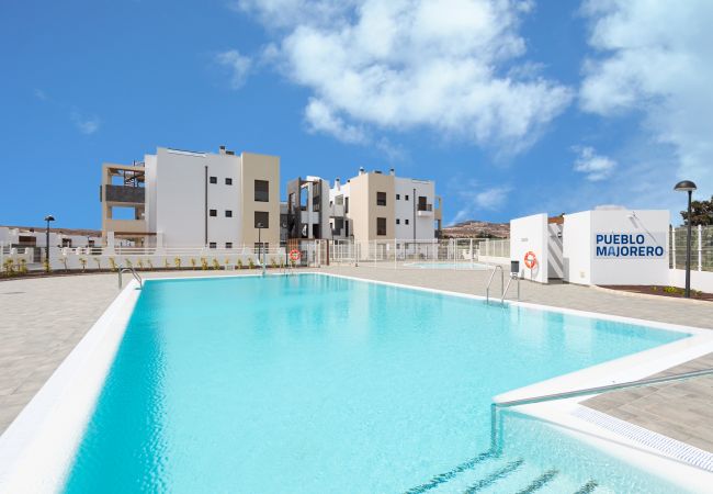 Apartamento en Caleta de Fuste - HomeForGuest Apartamento con amplia terraza en moderno residencial con piscina