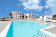 Apartamento en Caleta de Fuste - HomeForGuest Apartamento con amplia terraza en moderno residencial con piscina