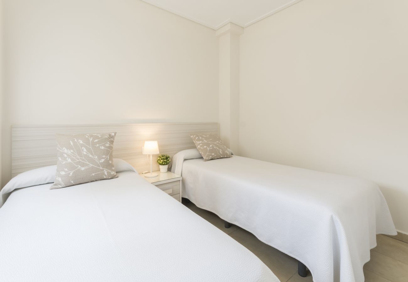 Apartamento en Playa de Gandía - Elegante Apartamento familiar de 2 dormitorios. Wifi-acaciones inolvidables frente al mar. Buen wifi para teletrabajo. -ALQUILER SOLO FAMILIAS