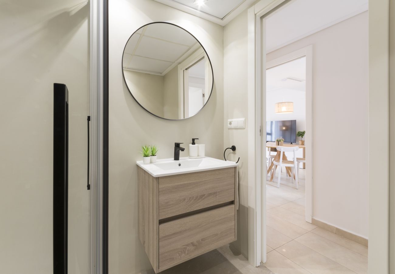 Apartamento en Playa de Gandía - Elegante Apartamento familiar de 2 dormitorios. Wifi-acaciones inolvidables frente al mar. Buen wifi para teletrabajo. -ALQUILER SOLO FAMILIAS