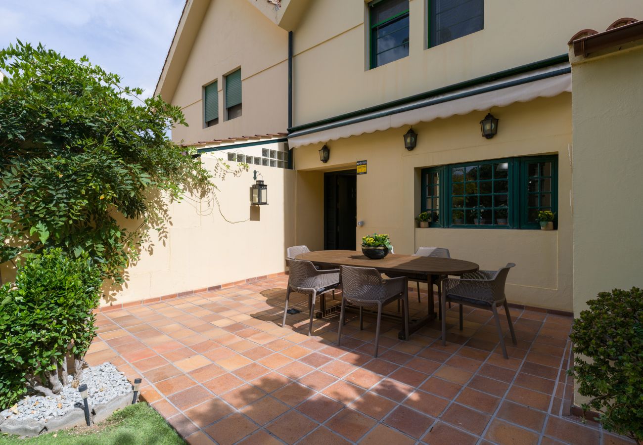 Casa en Santa Brígida - House with cozy garden BBQ 