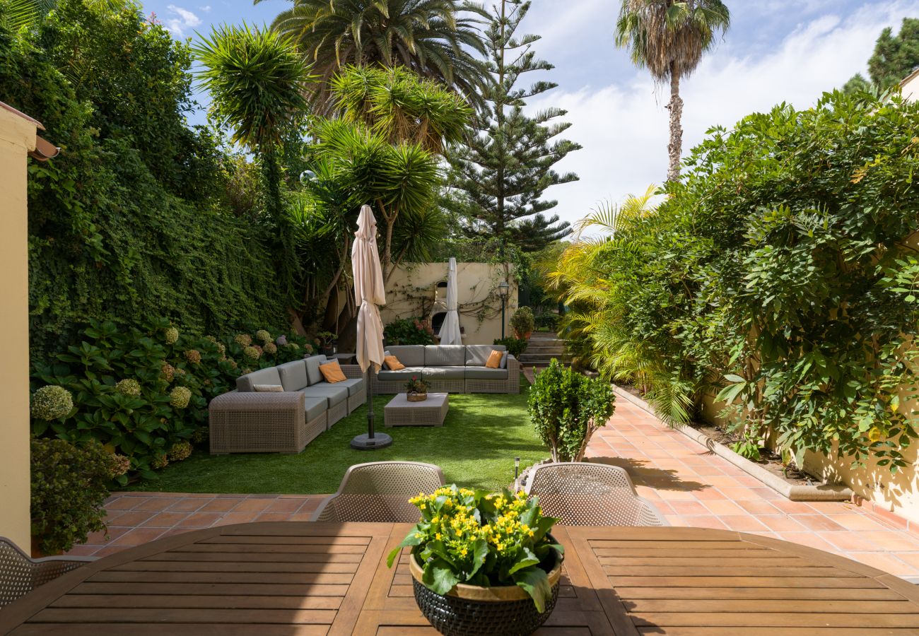 Casa en Santa Brígida - House with cozy garden BBQ 