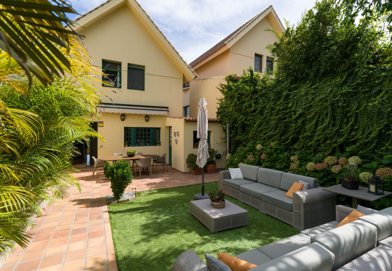 Casa en Santa Brígida - House with cozy garden BBQ 