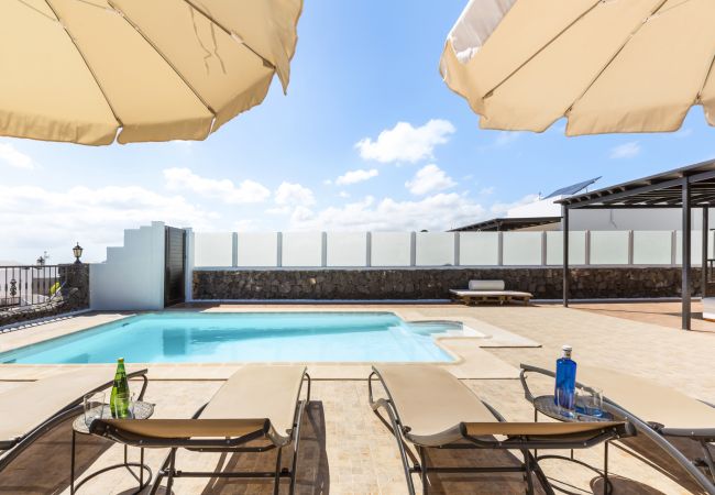 Villa en Tías - Villa 22; piscina, vistas al mar, aire acondicionado, hasta seis personas.  Villa en Tías - Villa 22; piscina, vistas al mar, aire acondicionado, hasta seis personas.