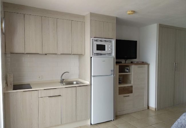 Estudio en Puerto del Carmen - ZOE; dos camas, TV, WIFI, cocina equipada, baño, piscina y solarium  Estudio en Puerto del Carmen - ZOE; dos camas, TV, WIFI, cocina equipada, baño, piscina y solarium