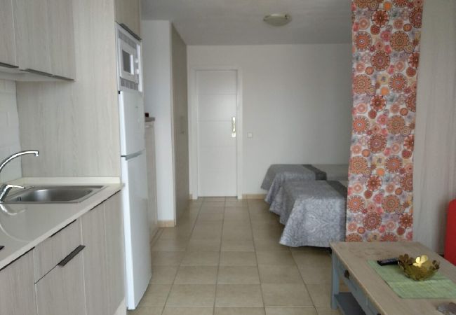 Estudio en Puerto del Carmen - ZOE; dos camas, TV, WIFI, cocina equipada, baño, piscina y solarium  Estudio en Puerto del Carmen - ZOE; dos camas, TV, WIFI, cocina equipada, baño, piscina y solarium