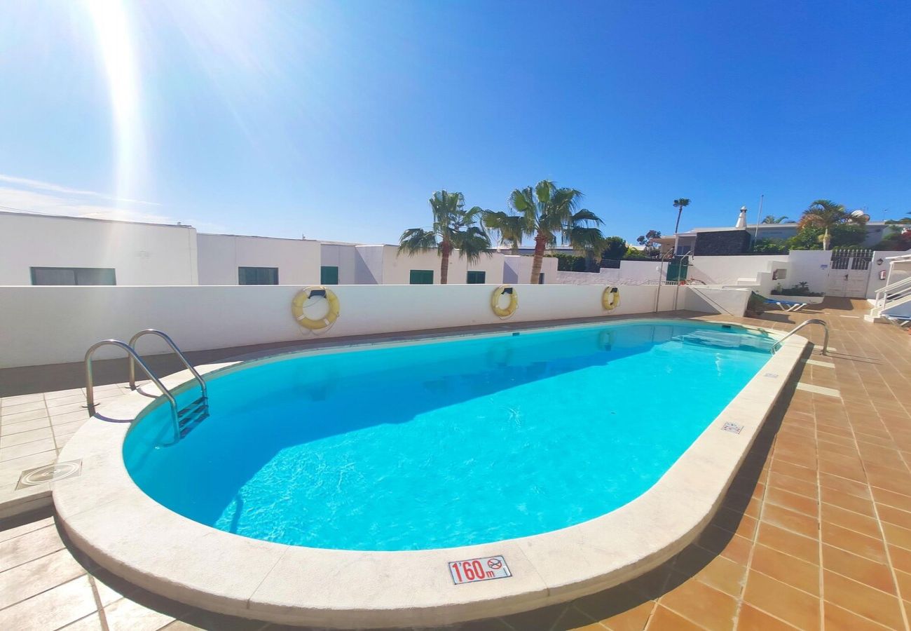 Estudio en Puerto del Carmen - ZOE; dos camas, TV, WIFI, cocina equipada, baño, piscina y solarium 