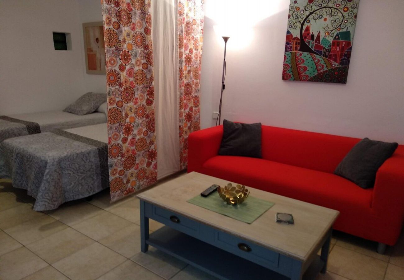 Estudio en Puerto del Carmen - ZOE; dos camas, TV, WIFI, cocina equipada, baño, piscina y solarium 