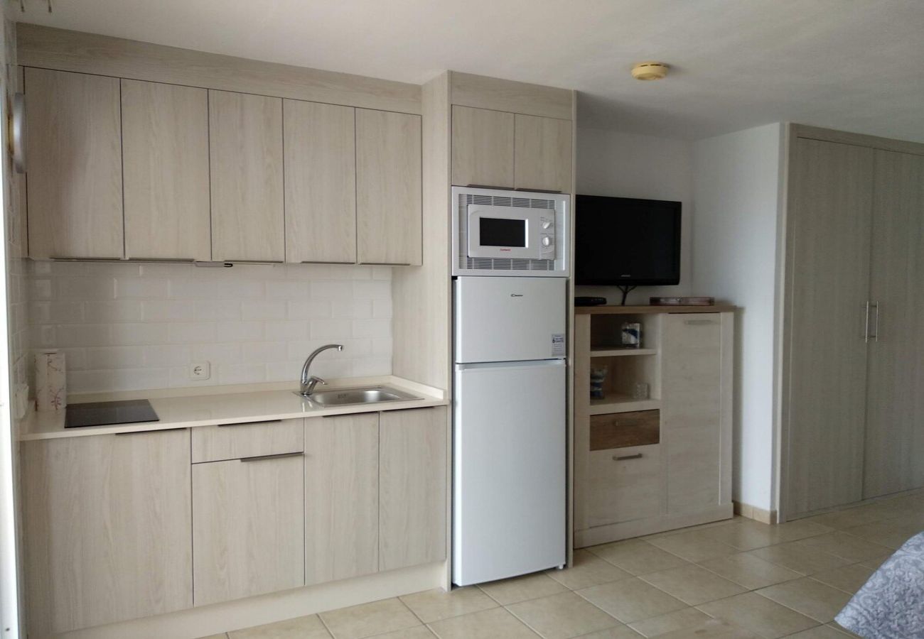 Estudio en Puerto del Carmen - ZOE; dos camas, TV, WIFI, cocina equipada, baño, piscina y solarium 