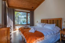 Apartamento en San Carlos de Bariloche - LENGA  2D - Apartamento con Vista al Lago, Pileta y Jacuzzi 