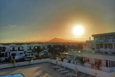 Apartamento en Costa Teguise - HomeForGuest Sunset Senator con piscina y terraza en Costa Teguise