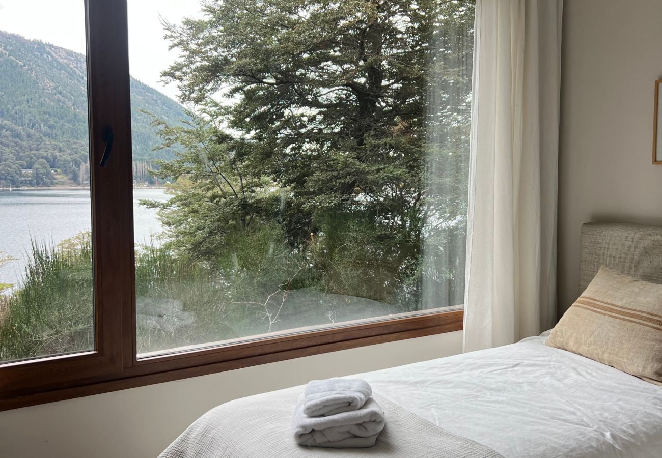 Detalle del segundo dormitorio del departamento Arrayán -1A con vista al lago desde la habitación.