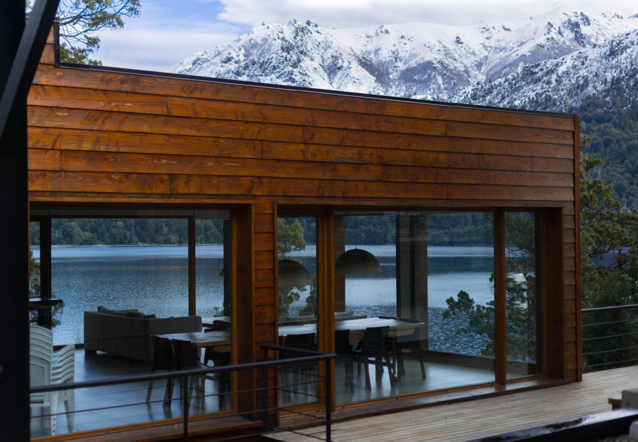 Vista exterior del Salón de Usos Múltiples de Suites del Lago con vista al lago y montañas nevadas en Bariloche.