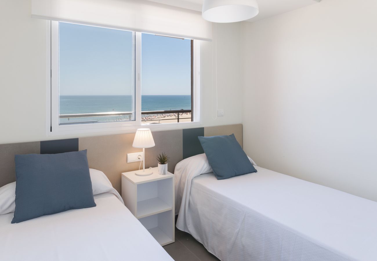 Apartamento en Playa de Gandía - Fabuloso apartamento reformado con vistas al mar. SOLO FAMILIAS