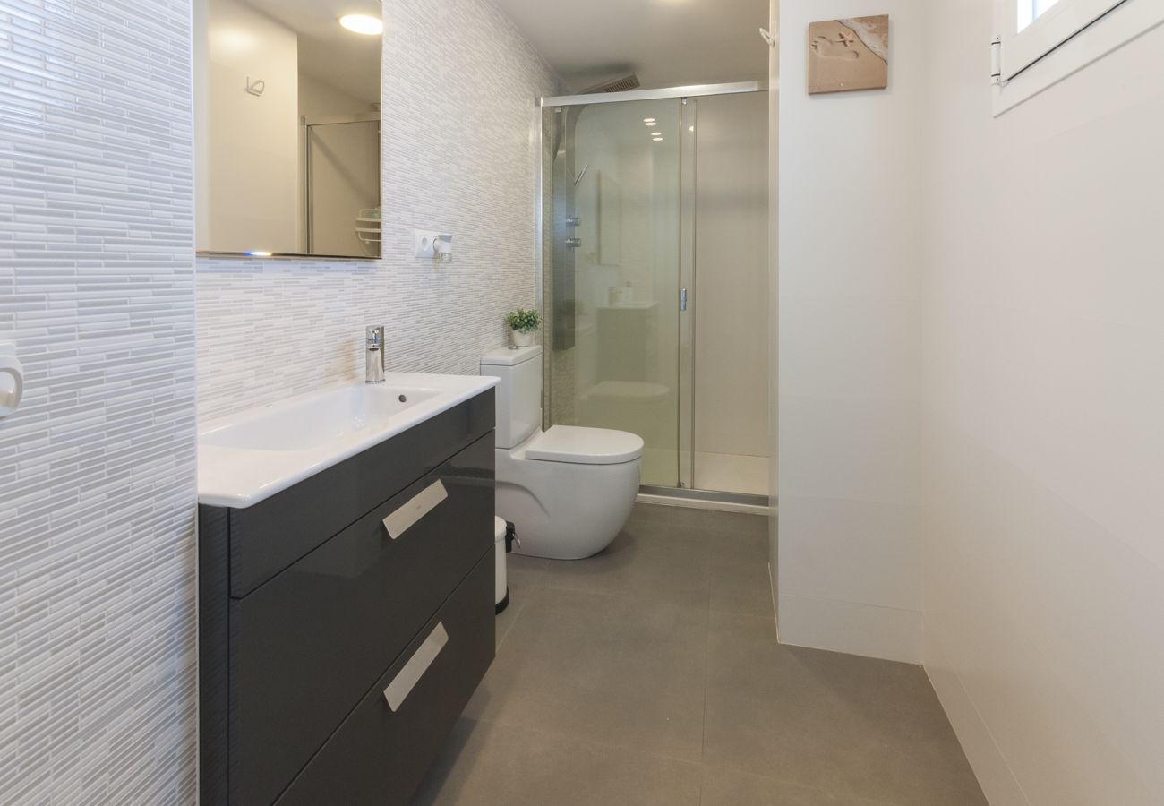 Apartamento en Playa de Gandía - Fabuloso apartamento reformado con vistas al mar. SOLO FAMILIAS