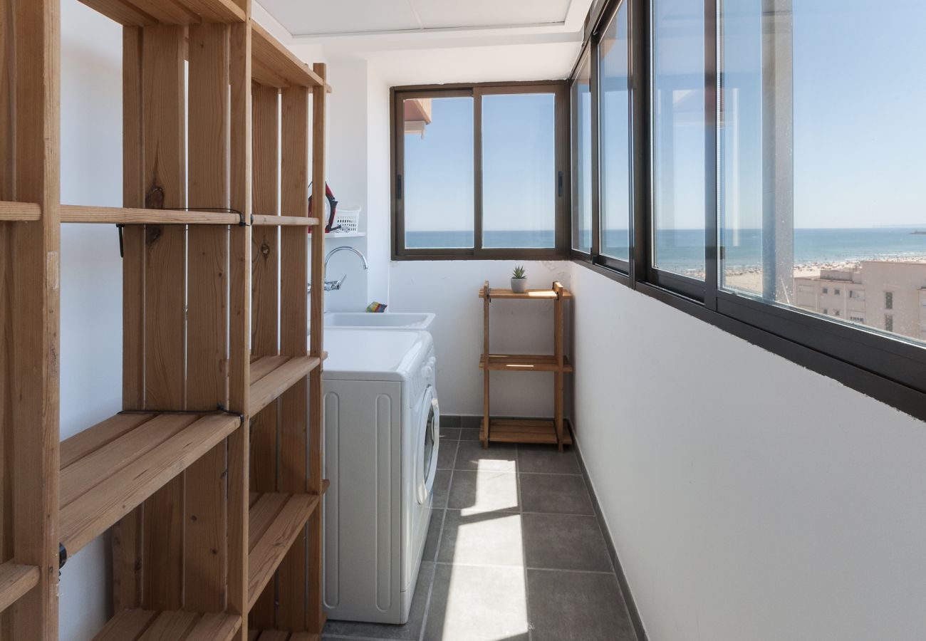 Apartamento en Playa de Gandía - Fabuloso apartamento reformado con vistas al mar. SOLO FAMILIAS