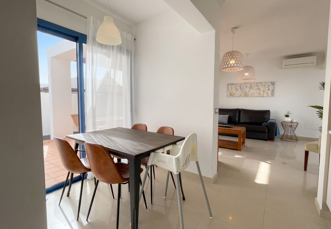 Mesa de comedor interior de diseño en salón de planta abierta.