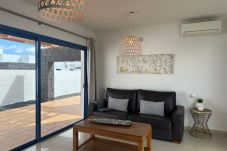 Salón confortable con sillón de cuero y amplios ventanales