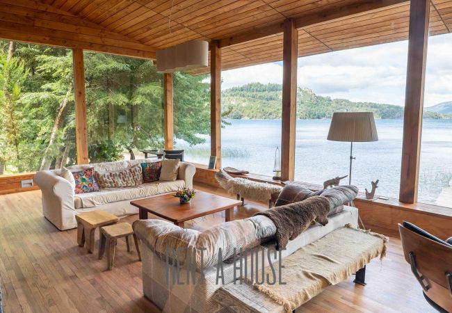 Casa en San Carlos de Bariloche - MORE11C - Espectacular casa sobre Lago Moreno ubicada en un lote de 7 hectáreas.