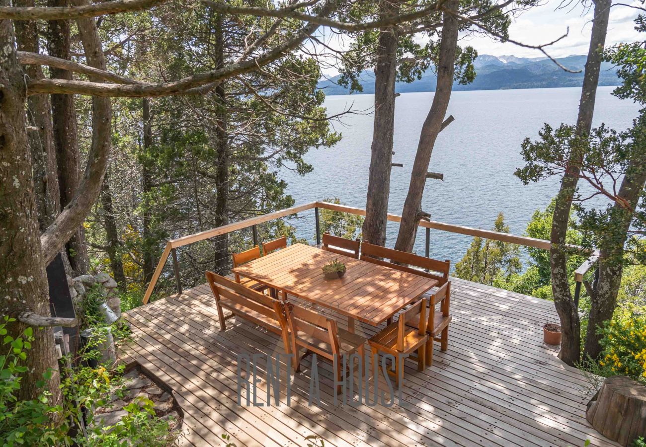 Casa en San Carlos de Bariloche - PENI04C Nueva y moderna casa de 280 mts2, ubicada sobre el lago Nahuel Huapi con excelente vista al lago y la montaña.